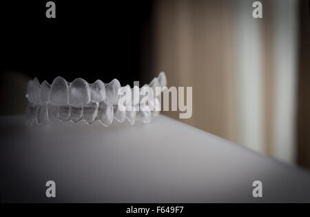 Dentaire isolé dans les retenues de fond brun. Banque D'Images