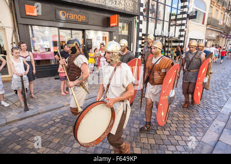 Des soldats romains en re-enactment en Roman construit Narbonne, France.Au Sud,France,vacances,côte,du,Canal du Midi,l'été,, Banque D'Images