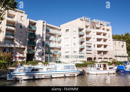 Les immeubles à appartements à Narbonne, le long de rives du Canal de la Robine,France,France,vacances,côte,Canal du Midi,l'été,, Banque D'Images