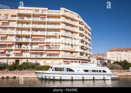 Les immeubles à appartements à Narbonne, le long de rives du Canal de la Robine,France,France,vacances,côte,Canal du Midi,l'été,, Banque D'Images