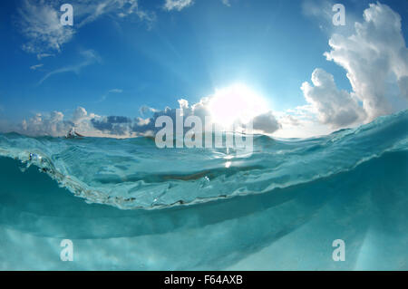 L'Océan indien, les Maldives. 28 Sep, 2015. Split, paysage sous-marin de l'Océan Indien, les Maldives © Andrey Nekrasov/ZUMA/ZUMAPRESS.com/Alamy fil Live News Banque D'Images