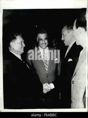 1956 - M. Robert Menzies rencontre le président Gamal Abdel Nasser du Caire ; M. Menzies et les quatre membres de son comité de Suez et leur première rencontre avec le président Nasser au Caire aujourd'hui. Photo montre M. Menzies (à gauche), serre la main avec le Colonel Nasser à l'ouverture de la zone de Suez les pourparlers du Caire aujourd'hui. Entre eux est le commandant d'Aly Sabry (à gauche) et le Ministre égyptien des affaires étrangères, Mahmud Franzy. © Keystone Photos USA/ZUMAPRESS.com/Alamy Live News Banque D'Images