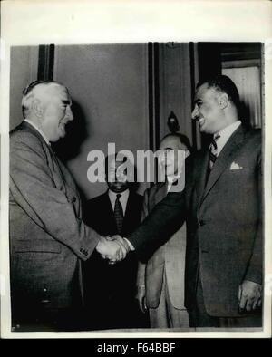 1956 - M. Robert Menzies rencontre le président Gamal Abdel Nasser du Caire ; M. Menzies et les quatre membres de son comité de Suez et leur première rencontre avec le président Nasser au Caire aujourd'hui. Photo montre M. Menzies (à gauche), serre la main avec le Colonel Nasser à l'ouverture de la zone de Suez les pourparlers du Caire aujourd'hui. Entre eux est le commandant d'Aly Sabry (à gauche) et le Ministre égyptien des affaires étrangères, Mahmud Franzy. © Keystone Photos USA/ZUMAPRESS.com/Alamy Live News Banque D'Images