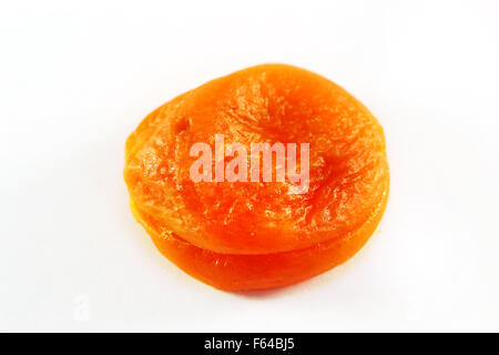 Fruits secs pêche photographié sur un fond blanc Banque D'Images