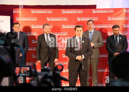 Srebrenica, la BiH. 11Th Nov, 2015. (L à R) Président de la Republika Srpska (RS) de la Bosnie-Herzégovine (BiH) Milorad Dodik, membre de la présidence de la Bosnie-Herzégovine Bakir Izetbegovic, maire de la ville de Srebrenica Camil Durakovic, Premier Ministre serbe Aleksandar Vucic, et président du Conseil des ministres de la Bosnie-Herzégovine Denis Zvizdic assister à une conférence de presse au cours de la Conférence internationale de l'investissement et du développement 2015 « Srebrenica', à la coupole de la culture, à Srebrenica, la Bosnie-Herzégovine, le 11 novembre, 2015. Credit : Haris Memija/Xinhua/Alamy Live News Banque D'Images