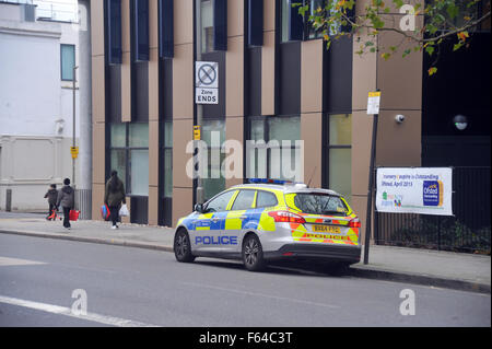 Londres, Royaume-Uni, 11 novembre 2015, la Police de poignarder investige à Académie Southfields dans Wandsworth. Credit : JOHNNY ARMSTEAD/Alamy Live News Banque D'Images