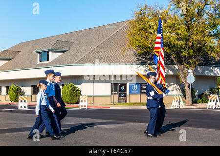 Modesto, Californie, USA. 11Th Nov, 2015. Les adolescents de la patrouille aérienne civile locale à l'aile des anciens combattants de la Californie Modesto Day Parade Crédit : John Crowe/Alamy Live News Banque D'Images