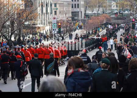 Montréal, Canada. 11Th Nov, 2015. Célébrations du Jour du souvenir à l'Université McGill à Montréal, au Québec, le 11 novembre 2015. Credit : Lee Brown/Alamy Live News Banque D'Images