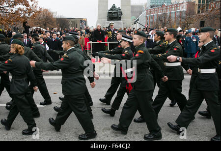 Ottawa, Canada. 11Th Nov, 2015. Les gens prennent part aux cérémonies du Jour du Souvenir au Monument commémoratif de guerre à Ottawa, Canada, le 11 novembre, 2015. Crédit : Chris Roussakis/Xinhua/Alamy Live News Banque D'Images