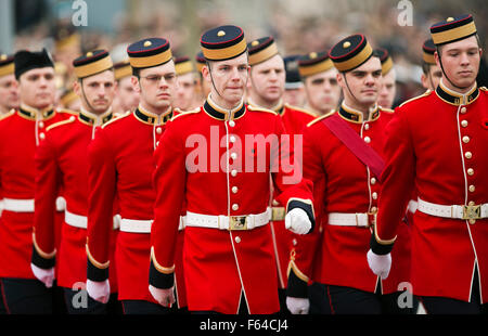 Ottawa, Canada. 11Th Nov, 2015. Les gens prennent part aux cérémonies du Jour du Souvenir au Monument commémoratif de guerre à Ottawa, Canada, le 11 novembre, 2015. Crédit : Chris Roussakis/Xinhua/Alamy Live News Banque D'Images