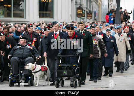 Ottawa, Canada. 11Th Nov, 2015. Anciens combattants prennent part à des cérémonies du Jour du Souvenir au Monument commémoratif de guerre à Ottawa, Canada, le 11 novembre, 2015. Crédit : Chris Roussakis/Xinhua/Alamy Live News Banque D'Images