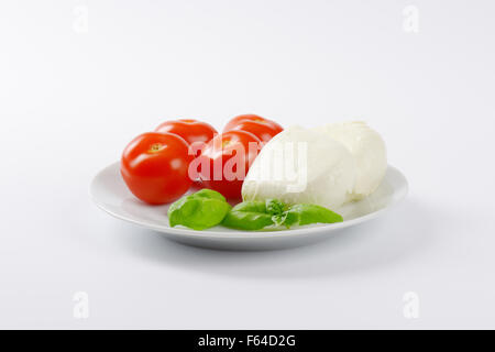 La mozzarella, le basilic frais et les tomates - Ingrédients pour salade caprese on white plate Banque D'Images