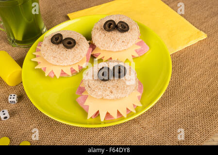 Monstre effrayant des sandwichs avec les yeux d'olive, une cuisine créative pour les enfants Banque D'Images