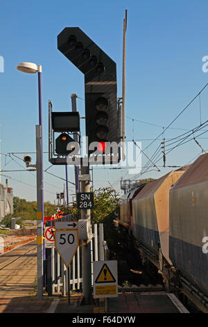 Un signal lumineux de couleur aspect quatre SN284 affichant un aspect rouge avec deux feux blancs montrant dans le signal secondaire. Banque D'Images