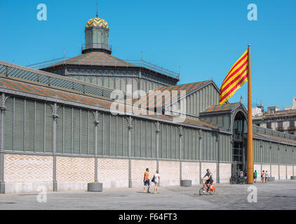 Les marcheurs et cyclistes à l'avant de la façade principale d'El Born ou marché Mercat del Born. Situé à Barcelone, en Espagne. Banque D'Images