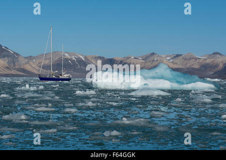 La Norvège, mer de Barents, Svalbard, Spitzberg, 14 juillet Glacier (79° 07' 33' N - 11° 48' 05" E) Voilier dans la baie de glace rempli. Banque D'Images