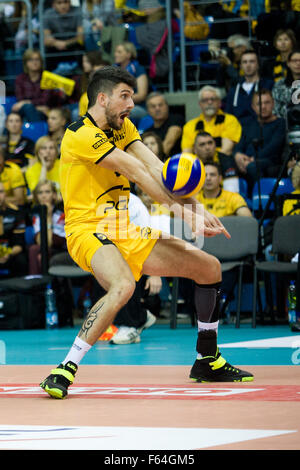 De Belchatow, en Pologne. 11 novembre 2015. Facundo Conte de PGE Skra Belchatow reçoit le ballon au cours de jeu avec Asseco Resovia Rzeszow dans plus Liga (ligue de basket-ball polonaise). Banque D'Images
