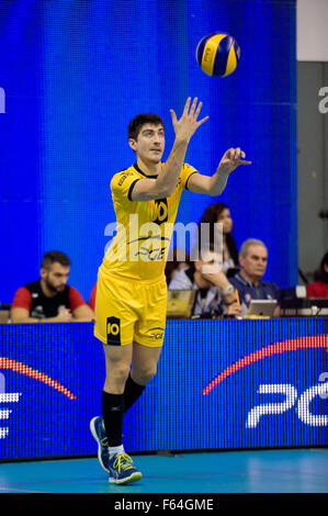 De Belchatow, en Pologne. 11 novembre 2015. Nicolas Uriarte de PGE Skra Belchatow est prêt à servir le ballon au cours de jeu avec Asseco Resovia Rzeszow dans plus Liga (ligue de basket-ball polonaise). Banque D'Images