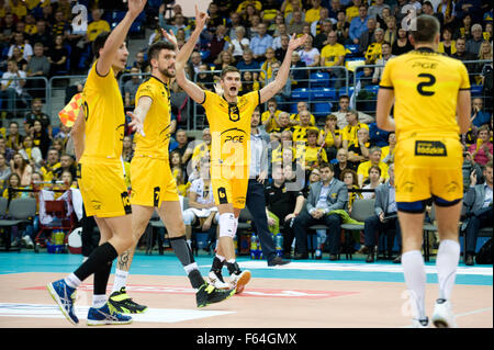 De Belchatow, en Pologne. 11 novembre 2015. PGE Skra Belchatow en photo de l'équipe durant le jeu avec Asseco Resovia Rzeszow dans plus Liga (ligue de basket-ball polonaise). Banque D'Images