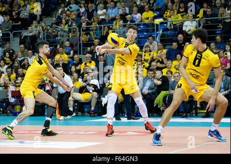 De Belchatow, en Pologne. 11 novembre 2015. Nicolas Marechal (C) de la PGE Skra Belchatow reçoit le ballon au cours de jeu avec Asseco Resovia Rzeszow dans plus Liga (ligue de basket-ball polonaise). Banque D'Images