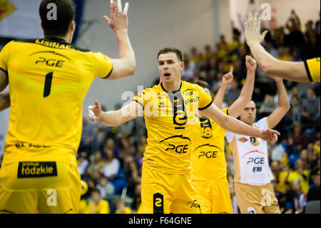 De Belchatow, en Pologne. 11 novembre 2015. Mariusz Wlazly de PGE Skra Belchatow (C) sur la photo pendant le jeu avec Asseco Resovia Rzeszow dans plus Liga (ligue de basket-ball polonaise). Banque D'Images