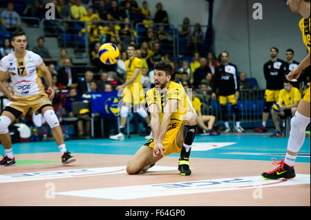 De Belchatow, en Pologne. 11 novembre 2015. Facundo Conte (C) de la PGE Skra Belchatow, reçoit le ballon au cours de jeu avec Asseco Resovia Rzeszow dans plus Liga (ligue de basket-ball polonaise). Banque D'Images