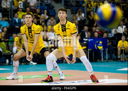 De Belchatow, en Pologne. 11 novembre 2015. Nicolas Marechal (C) et Mariusz Wlazly (L) de la PGE Skra Belchatow en photo pendant le jeu avec Asseco Resovia Rzeszow dans plus Liga (ligue de basket-ball polonaise). Banque D'Images