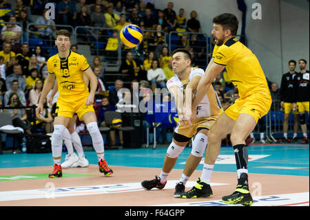 De Belchatow, en Pologne. 11 novembre 2015. Robert Milczarek (C) et Facundo Conte (R) de la PGE Skra Belchatow recevoir le ballon au cours de jeu avec Asseco Resovia Rzeszow dans plus Liga (ligue de volley-ball professionnel polonais). Banque D'Images