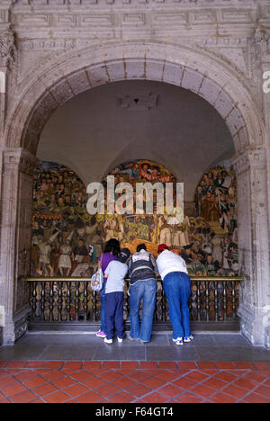 À la famille mexicaine au peintures murales de Diego Rivera dans le Palais National ou Palacio Nacional, Mexico City Banque D'Images