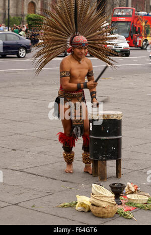 Danseuse Conchero portant une coiffe à plumes de battre un tambour au centre-ville de Mexico Banque D'Images