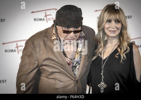 Rome, Italie. 11Th Nov, 2015. Musicien, auteur-compositeur, arrangeur, producteur, acteur, et disc-jockey radio Steven Van Zandt reçoit un prix d'excellence au cinéma Adriano à Rome au cours de la Roma Fiction Fest 2015 avec son épouse Maureen Santoro. © Andrea Ronchini/Pacific Press/Alamy Live News Banque D'Images