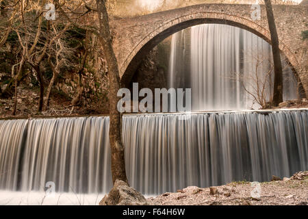 Les chutes d'eau et double le pont de pierre d'Paleokaria, en Grèce. Banque D'Images