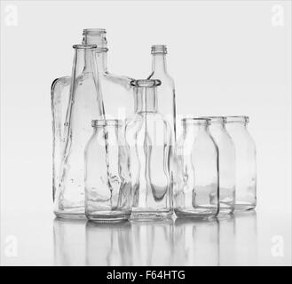 8 Photographie noir et blanc délicatement les bouteilles de verre flottant sur l'horizon montrant réfraction et courbure de la lumière éthérée. Banque D'Images