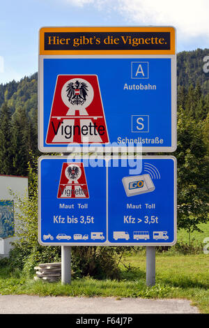 Sign post en référence à la vignette de douane sur l'autoroute en Autriche. Banque D'Images