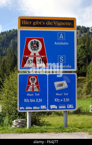 Sign post en référence à la vignette de douane sur l'autoroute en Autriche. Banque D'Images