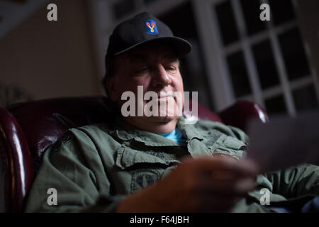 Powder Springs, GA, USA. 11Th Nov, 2015. DAVID THOMAS, un ancien combattant de l'Armée de la guerre du Vietnam, regarde une photo de son ami Billy Reed qui a été tué dans l'action alors qu'au Vietnam. Thomas déployés au Vietnam à partir de 1970-1971. © Branden Camp/ZUMA/Alamy Fil Live News Banque D'Images