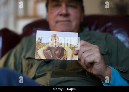 Powder Springs, GA, USA. 11Th Nov, 2015. DAVID THOMAS, un ancien combattant de l'Armée de la guerre du Vietnam, est titulaire d'une photo de son ami Billy Reed qui a été tué dans l'action alors qu'au Vietnam. Thomas déployés au Vietnam à partir de 1970-1971. © Branden Camp/ZUMA/Alamy Fil Live News Banque D'Images