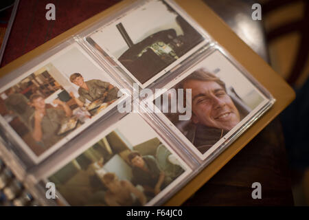 Powder Springs, GA, USA. 11Th Nov, 2015. Une photo de l'Armée de la guerre du Vietnam veteran David Thomas, en bas à droite, s'affiche dans un album photo avec d'autres photos qui ont été prises au Vietnam. Thomas déployés au Vietnam à partir de 1970-1971. © Branden Camp/ZUMA/Alamy Fil Live News Banque D'Images