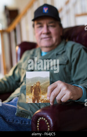 Powder Springs, GA, USA. 11Th Nov, 2015. DAVID THOMAS, un ancien combattant de l'Armée de la guerre du Vietnam, est titulaire d'une photo de son ami Billy Reed qui a été tué dans l'action alors qu'au Vietnam. Thomas déployés au Vietnam à partir de 1970-1971. © Branden Camp/ZUMA/Alamy Fil Live News Banque D'Images