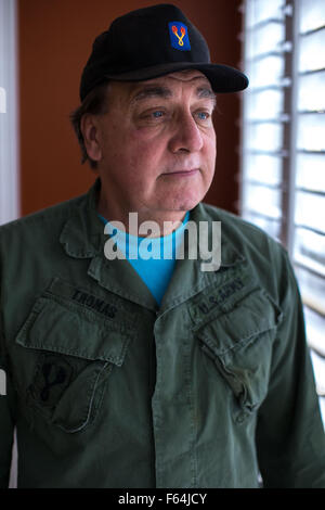 Powder Springs, GA, USA. 11Th Nov, 2015. DAVID THOMAS, un ancien combattant de l'Armée de la guerre du Vietnam, pose pour un portrait dans son domicile en Géorgie. Thomas déployés au Vietnam à partir de 1970-1971. © Branden Camp/ZUMA/Alamy Fil Live News Banque D'Images