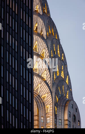 Détail de la couronne Art déco illuminée du Midtown Manhattan Chrysler Building avant la tombée de la nuit. New York Banque D'Images