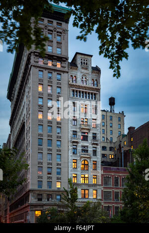 Début de soirée sur le bâtiment à deux étages et sa façade en terre cuite complexes, Union Square, Manhattan, New York City Banque D'Images