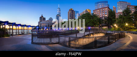 Hudson River Park avec gratte-ciel du Manhattan Financial District. Vue sur le coucher du soleil sur Lower Manhattan avec One World Trade Center depuis South Cove Park Banque D'Images