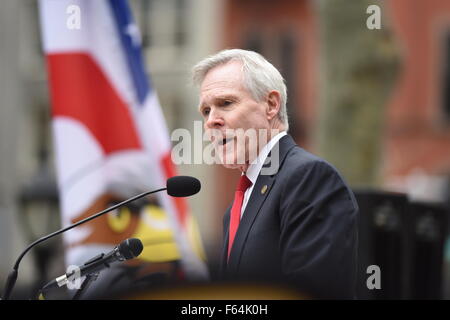 New York City, United States. 10 Nov, 2015. Le secrétaire à la marine Ray Mabus. Veteran's Day à New York City a été marquée par la traditionnelle cérémonie de dépôt à Madison Park qui précède la parade annuelle le long de la Cinquième Avenue. © Andy Katz/Pacific Press/Alamy Live News Banque D'Images