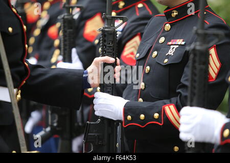 New York City, United States. 10 Nov, 2015. Les membres de la garde d'honneur se préparer au feu des fusils salute. Veteran's Day à New York City a été marquée par la traditionnelle cérémonie de dépôt à Madison Park qui précède la parade annuelle le long de la Cinquième Avenue. © Andy Katz/Pacific Press/Alamy Live News Banque D'Images