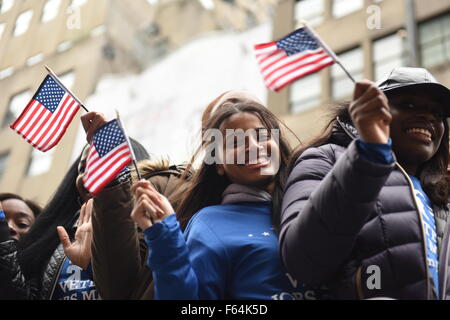 New York City, United States. 10 Nov, 2015. Équitation un flotteur avec miniature drapeaux américains. Les anciens combattants de la ville de New York jour a été menée par l'US Navy comme cette année, le service et le grand prévôt et la seconde guerre mondiale, deux de la marine veteran Robert Morgenthau. © Andy Katz/Pacific Press/Alamy Live News Banque D'Images