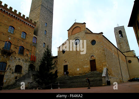 Ville située sur la Piazza della Cisterna, dans la vieille ville médiévale de San Gimignano Sienne dans la région Toscane, Italie Banque D'Images