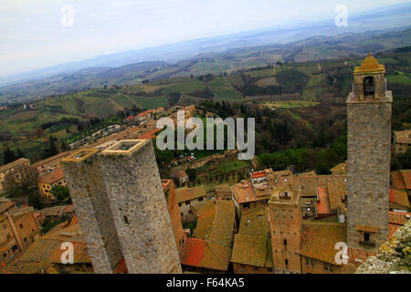 Ville de beaux tours à San Gimignano avec vue sur les toits et de belles collines toscanes de Sienne, Italie. Vue aérienne Banque D'Images