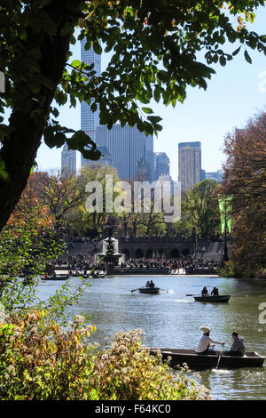 Barques sur le lac avec Skyline dans Central Park, NYC Banque D'Images