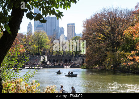 Barques sur le lac avec Skyline dans Central Park, NYC Banque D'Images